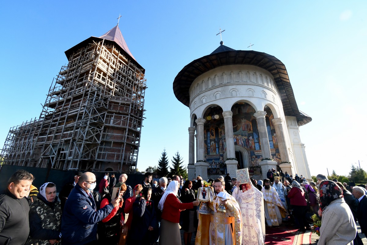 Biserica „Acoperământul Maicii Domnului” a Mănăstirii Hadâmbu şi-a serbat hramul