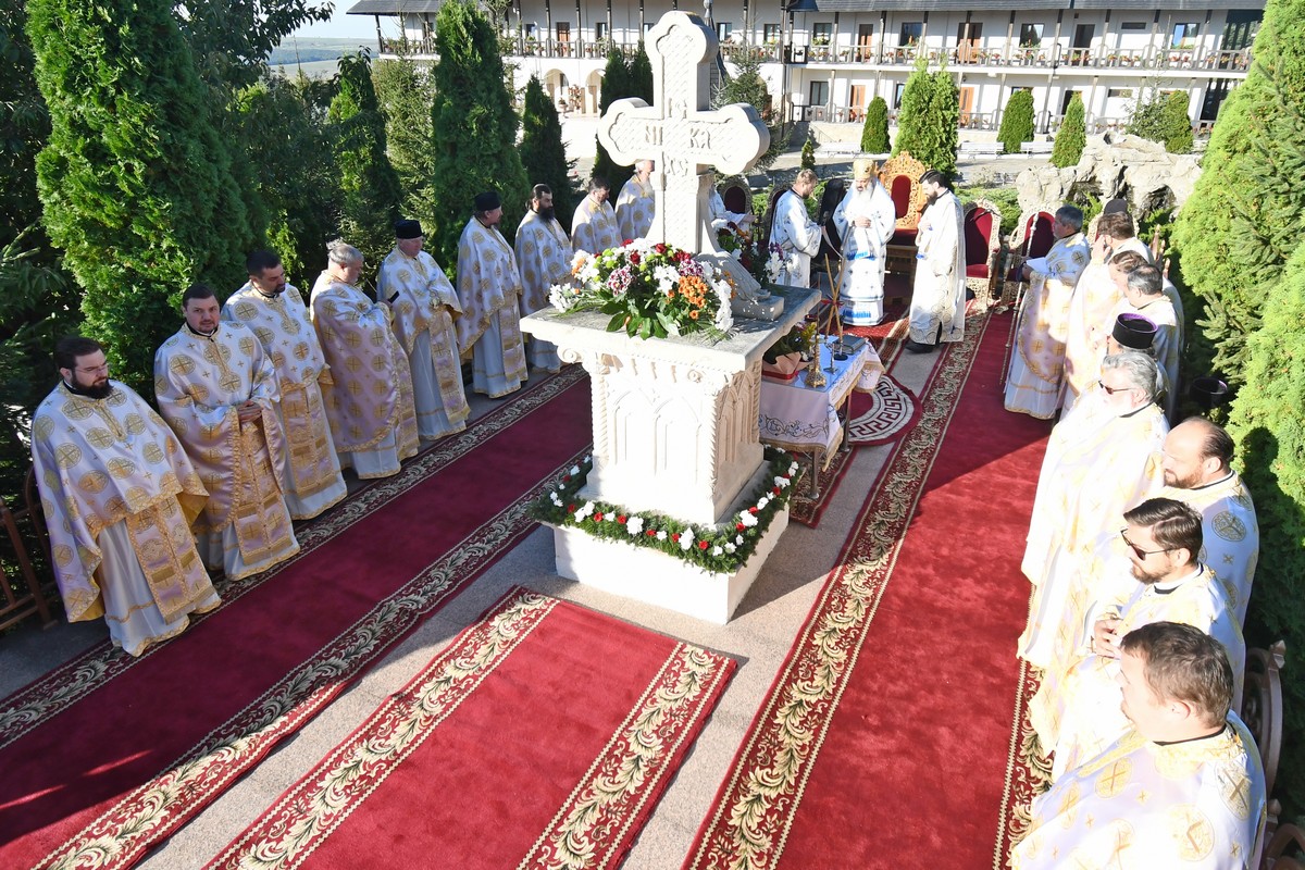 Biserica „Acoperământul Maicii Domnului” a Mănăstirii Hadâmbu şi-a serbat hramul