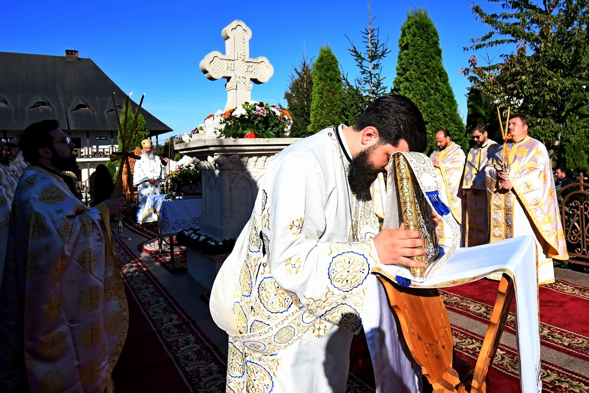 Biserica „Acoperământul Maicii Domnului” a Mănăstirii Hadâmbu şi-a serbat hramul