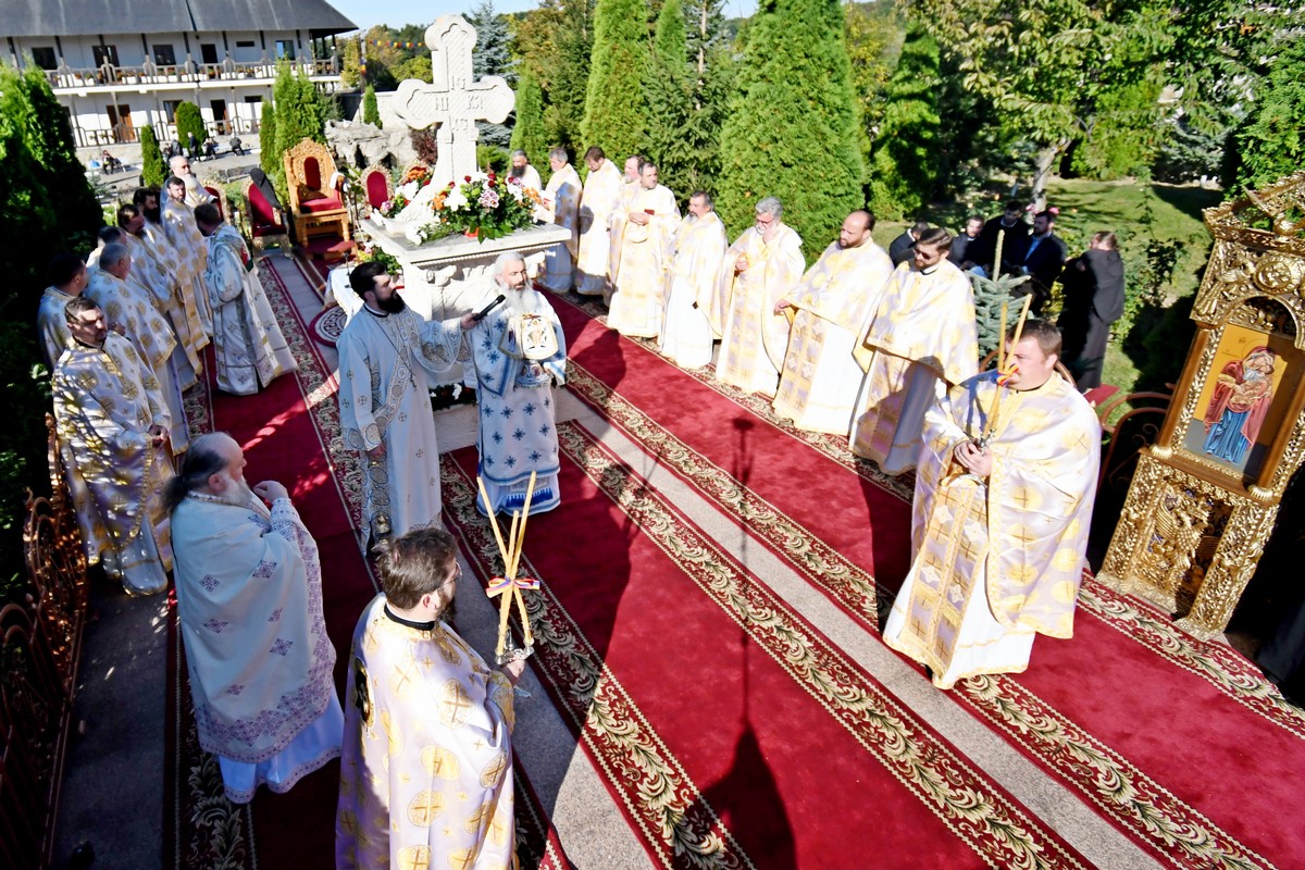 Biserica „Acoperământul Maicii Domnului” a Mănăstirii Hadâmbu şi-a serbat hramul
