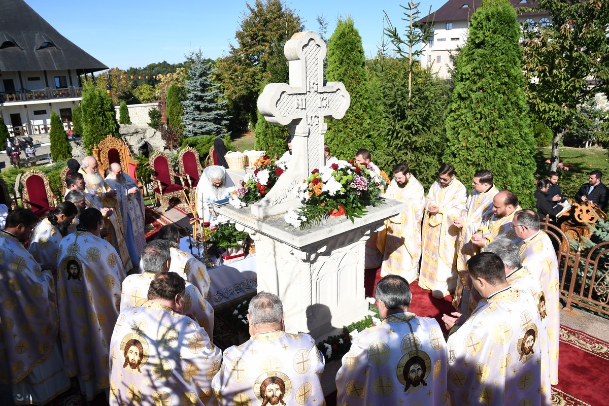 Biserica „Acoperământul Maicii Domnului” a Mănăstirii Hadâmbu şi-a serbat hramul