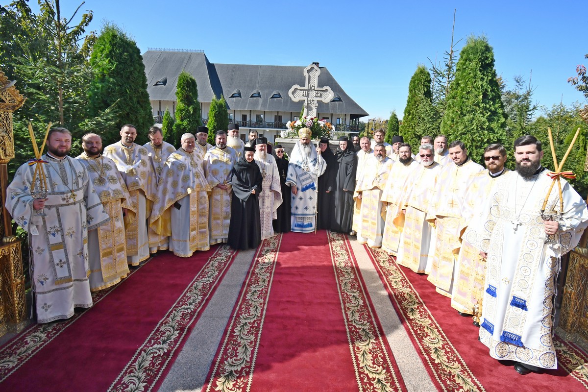 Biserica „Acoperământul Maicii Domnului” a Mănăstirii Hadâmbu şi-a serbat hramul