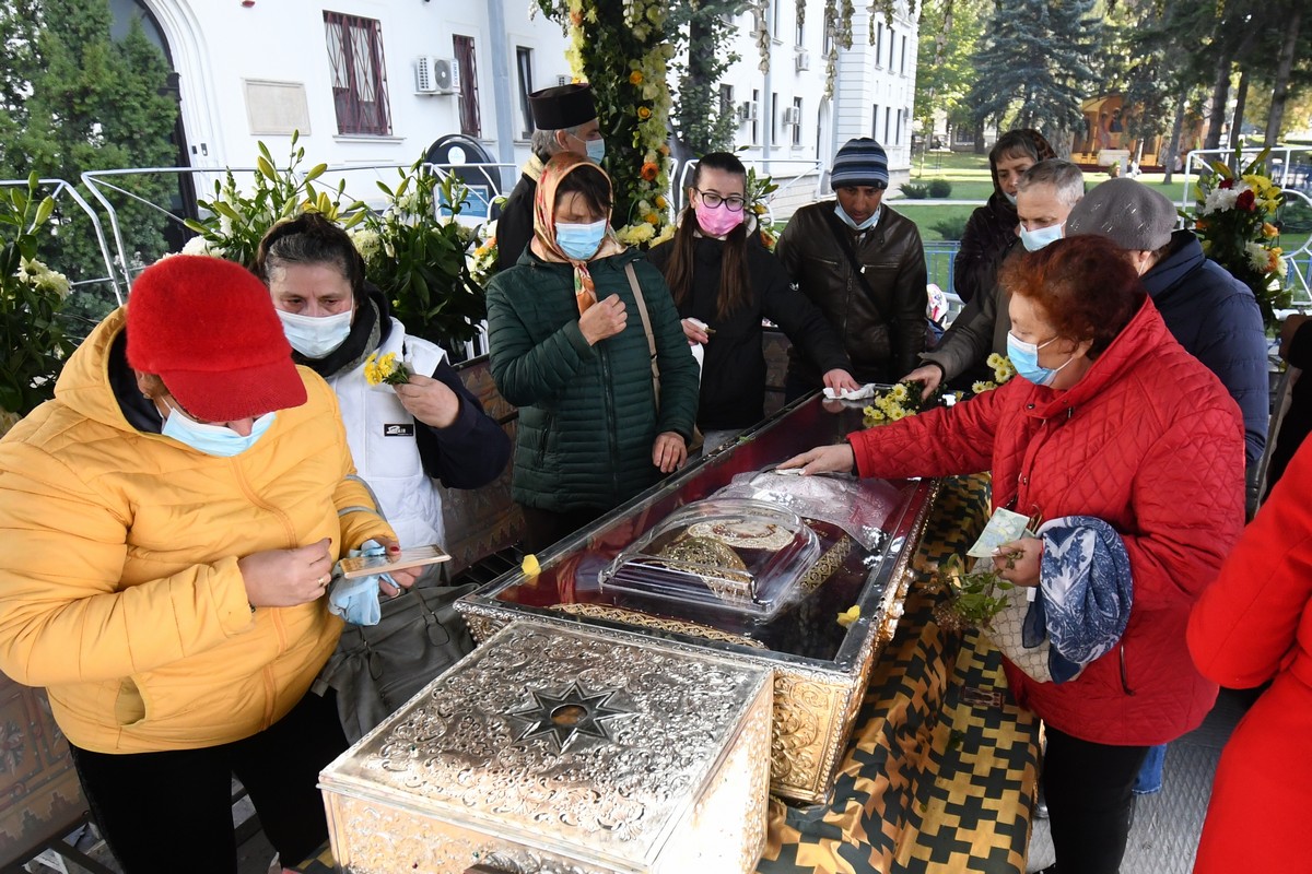 Pelerinii evlavioşi o cinstesc pe Sfânta Parascheva, Ocrotitoarea Moldovei