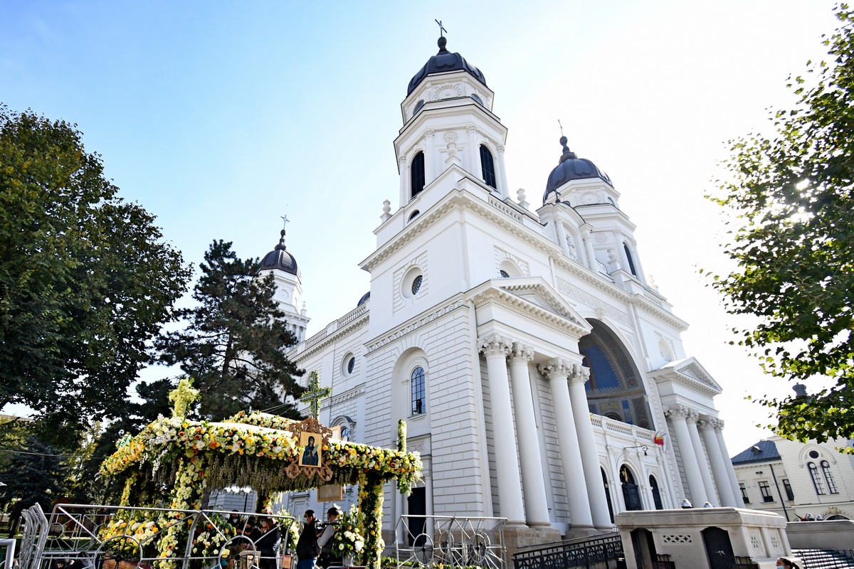 Pelerinii evlavioşi o cinstesc pe Sfânta Parascheva, Ocrotitoarea Moldovei