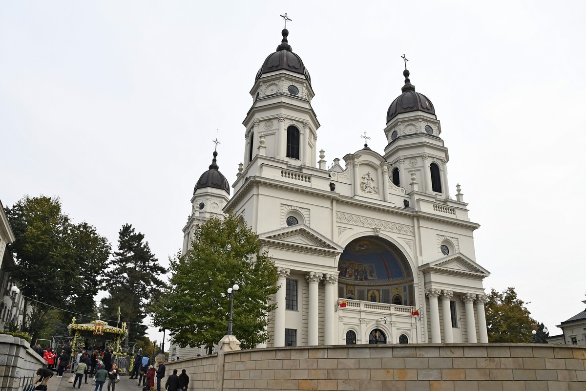 Sfânta Parascheva, înconjurată de dragostea pelerinilor