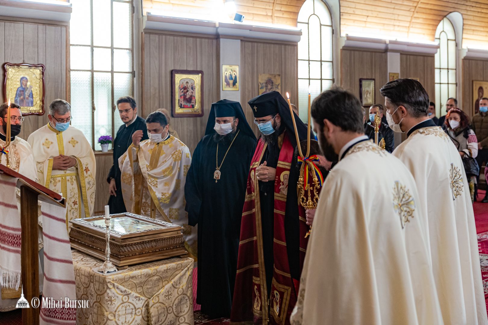 foto: Mihai Bursuc IPS Iosif și PS Atanasie de Bogdania au slujit la hramul Bisericii „Sfânta Parascheva” din Torino