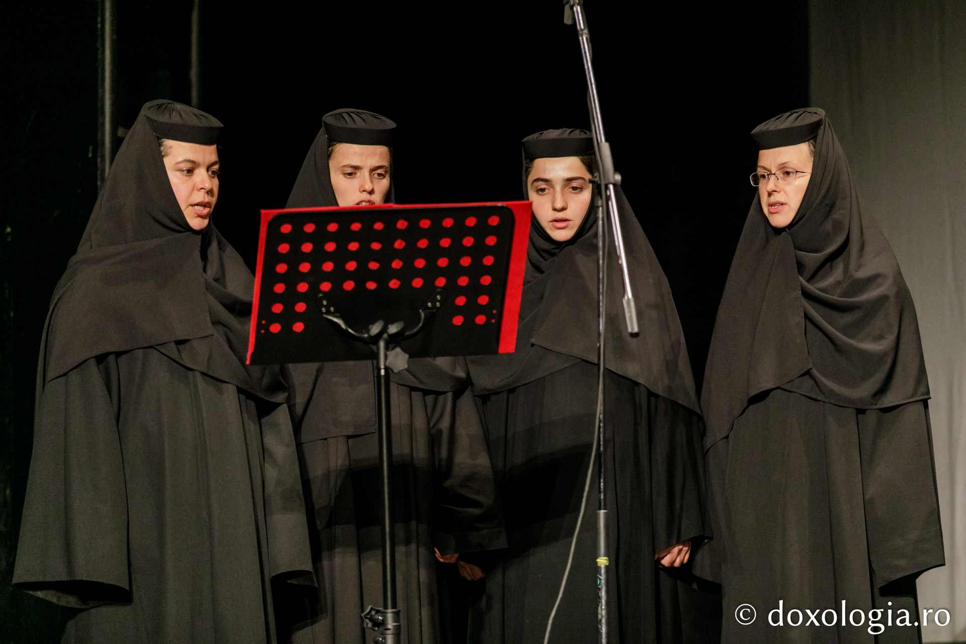 Concert de muzică psaltică la Teatrul Național din Iași, marca IBMF