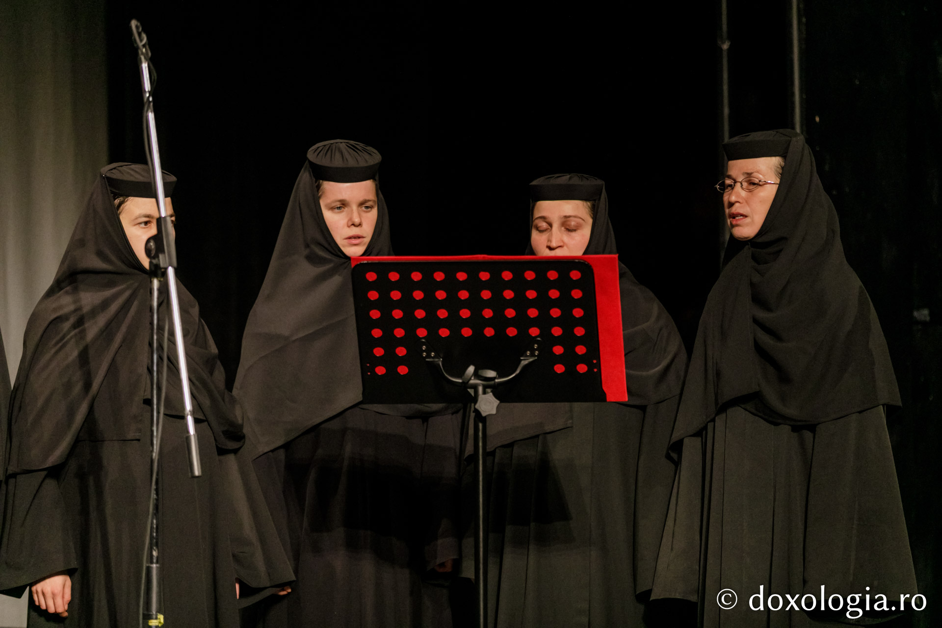 Concert de muzică psaltică la Teatrul Național din Iași, marca IBMF