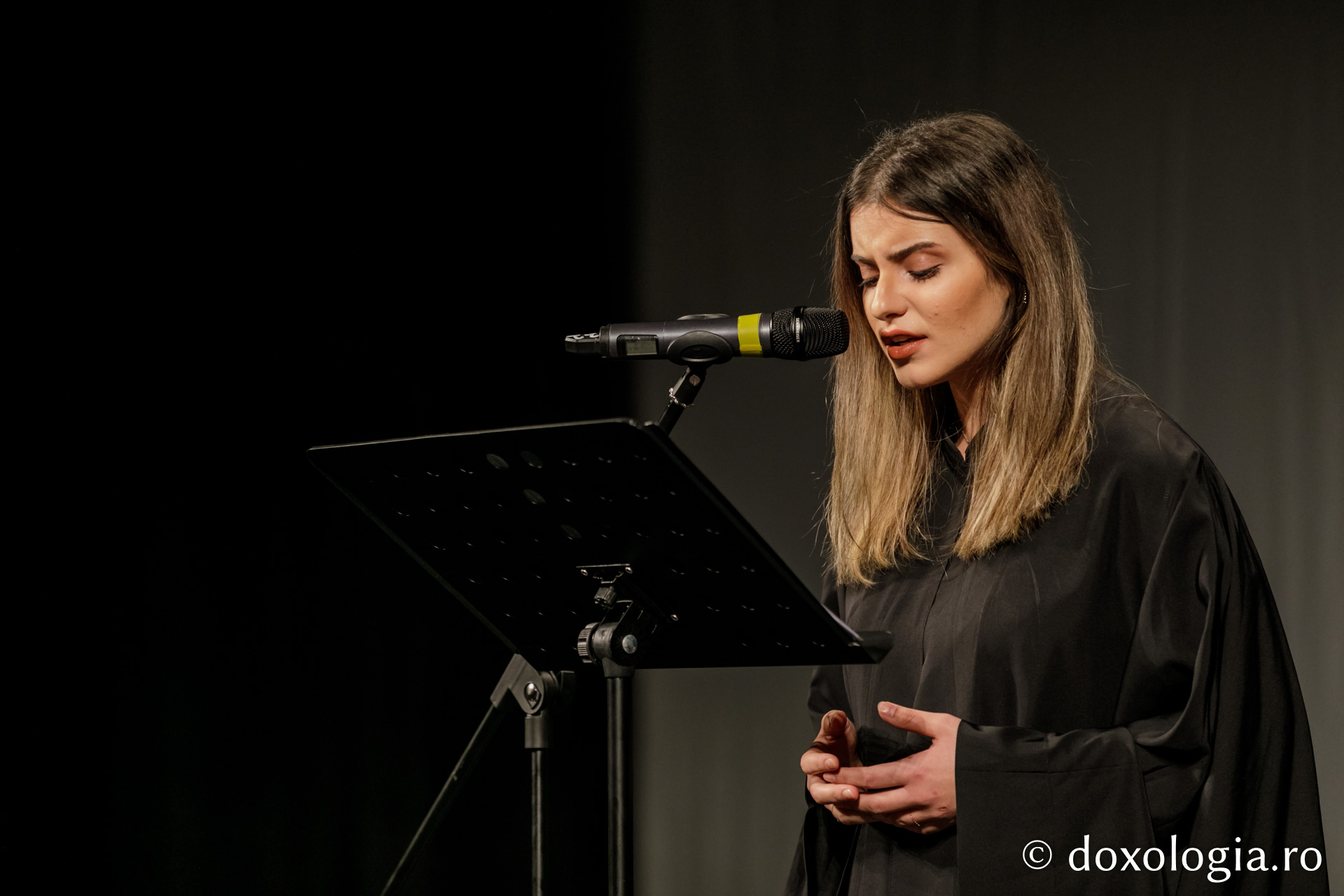 Concert de muzică psaltică la Teatrul Național din Iași, marca IBMF