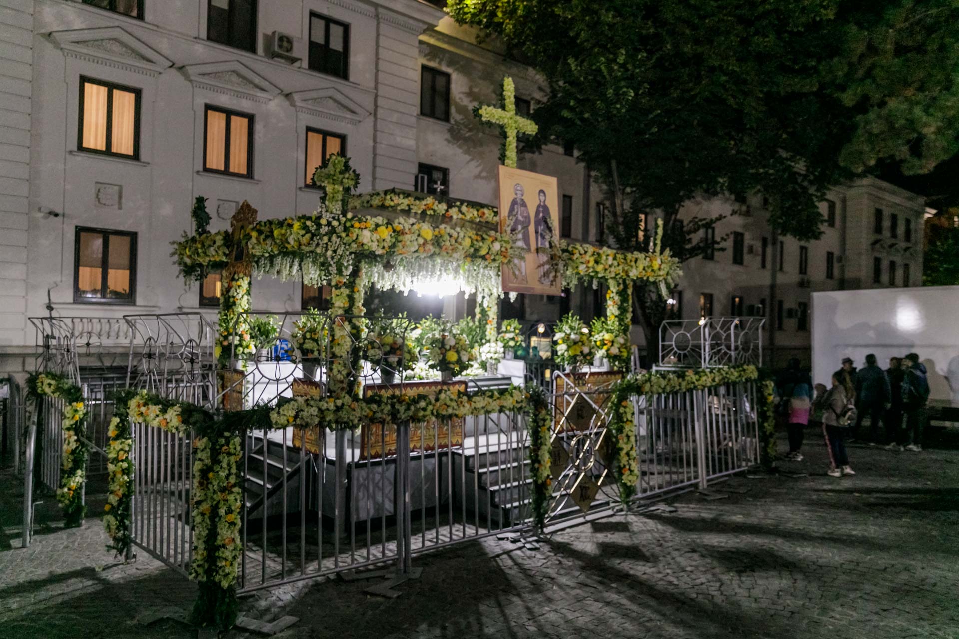 (Video) De 18 ani, Sfânta Parascheva are baldachinul împodobit cu cele mai frumoase flori (Video) De 18 ani, Sfânta Parascheva are baldachinul împodobit cu cele mai frumoase flori