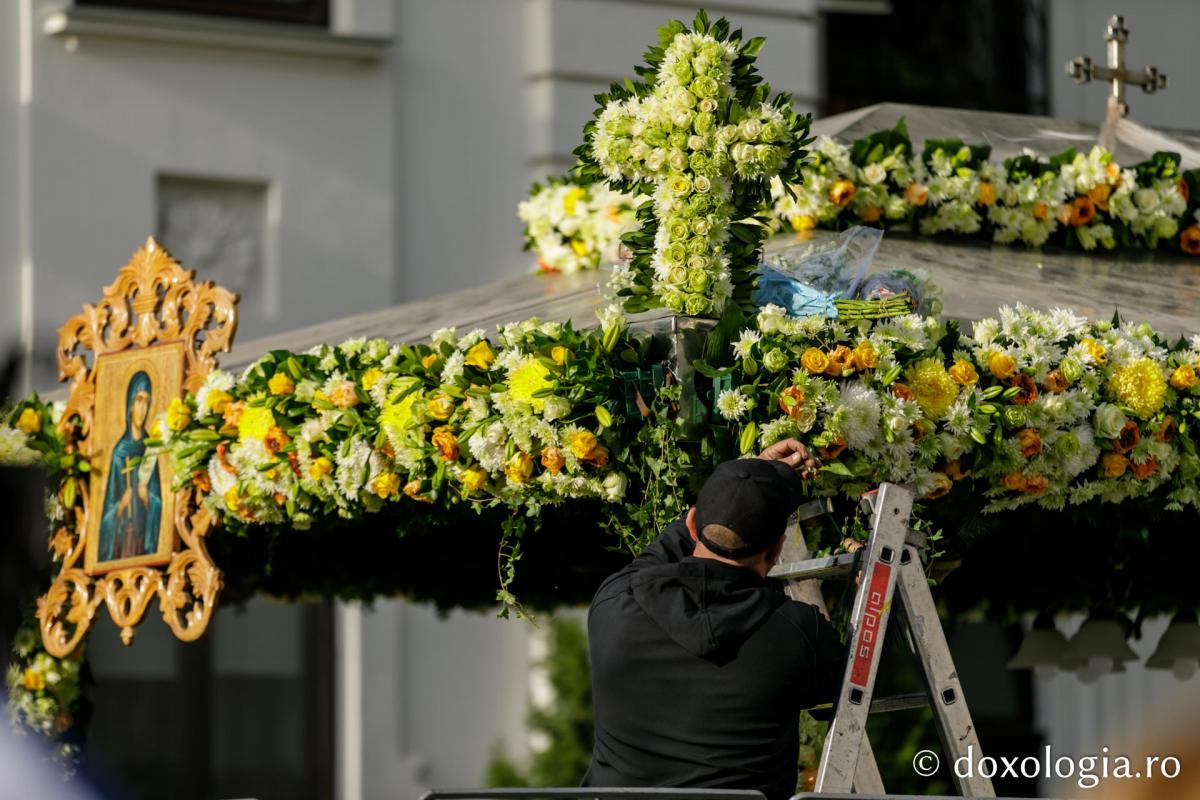 Foto: pr. Silviu Cluci (Video) Timelapse: Cum a fost împodobit baldachinul Sfintei Cuvioase Parascheva – Hram, 2021