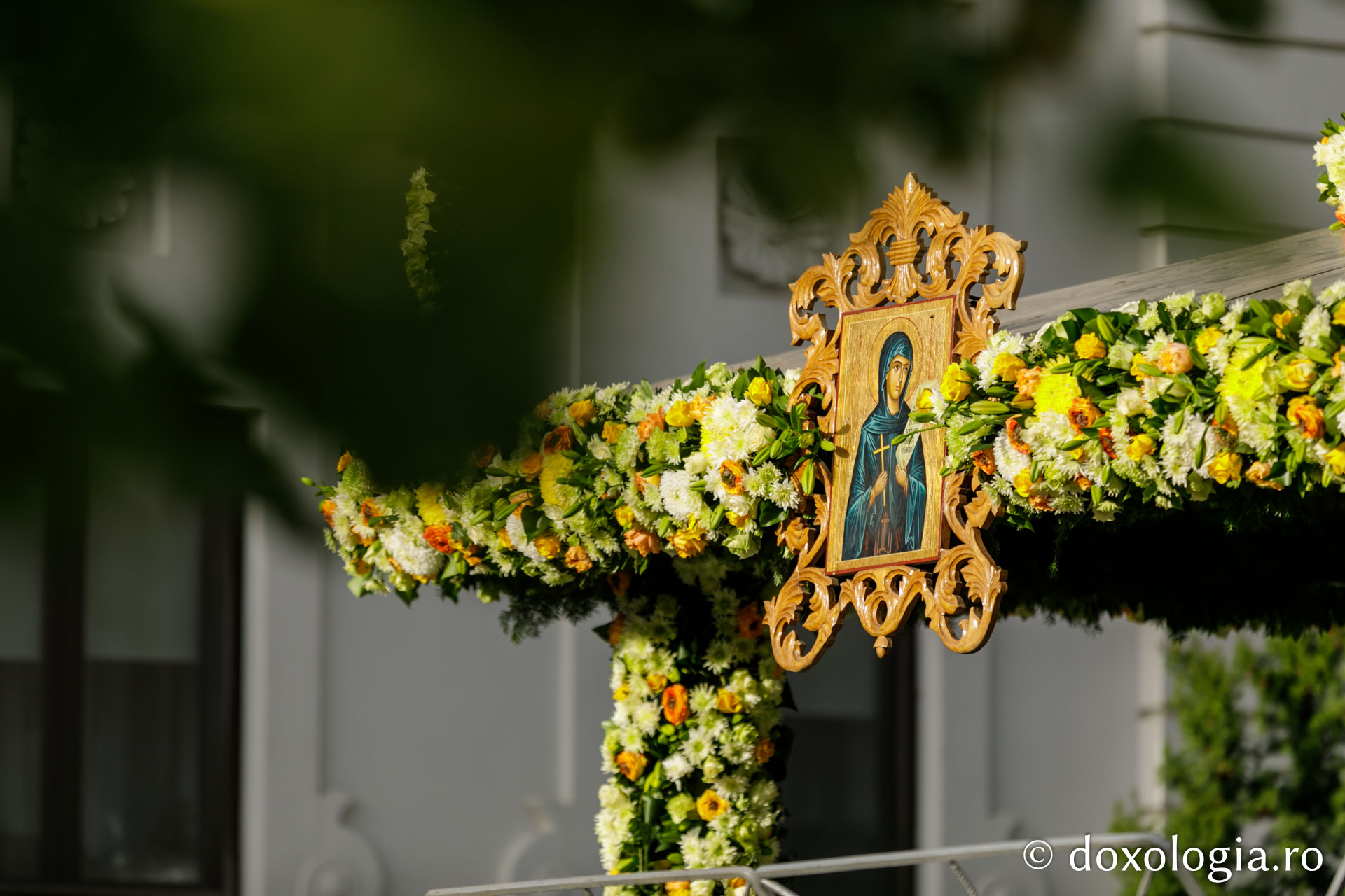 (Foto) Veșmânt de flori pentru baldachinul Sfintei Cuvioase Parascheva