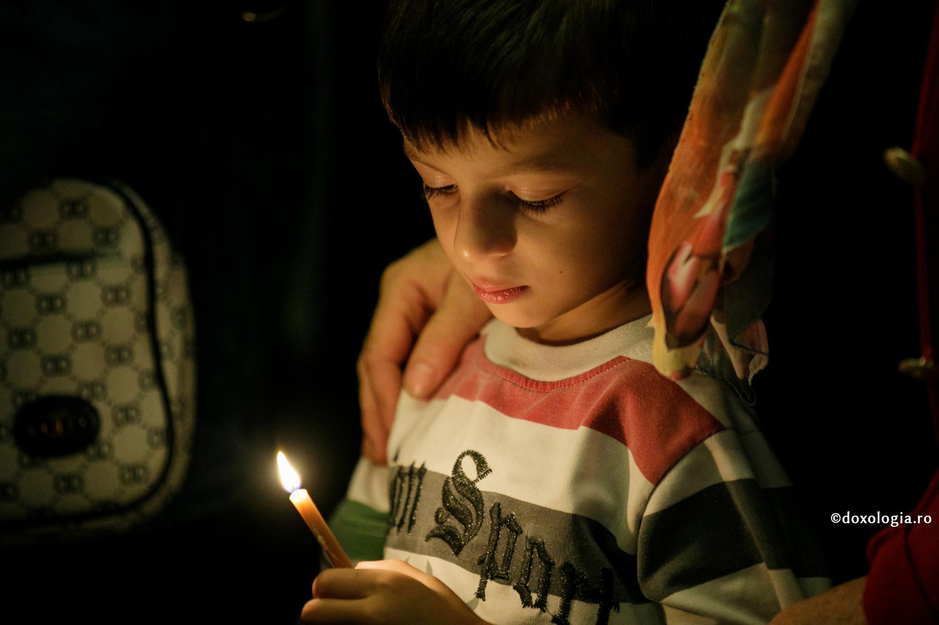 Să-i învățăm pe copii noștri să pună virtutea mai presus de orice / Foto: Oana Nechifor copil cu lumânare aprinsă în mână