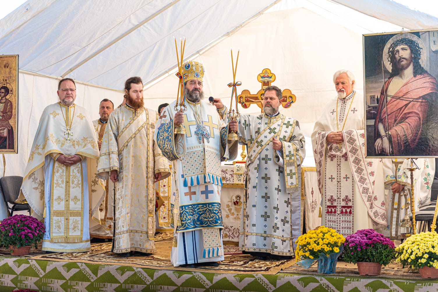 Liturghie săvârșită de arhiereu și sfințire de casă parohială, la Mogoșești Siret