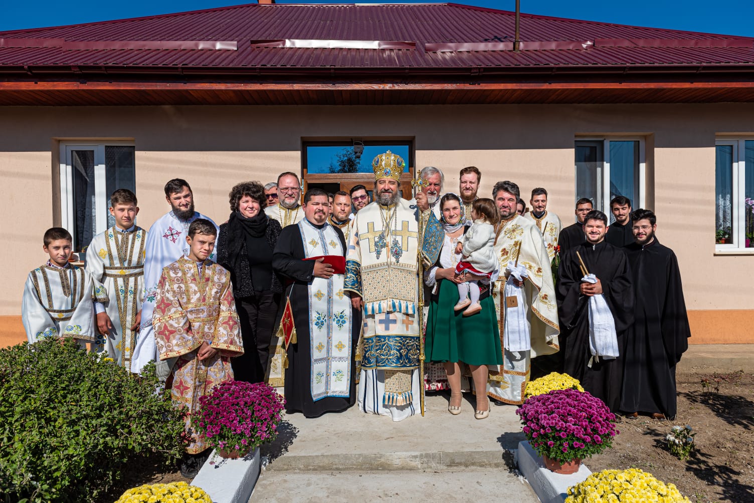 Liturghie săvârșită de arhiereu și sfințire de casă parohială, la Mogoșești Siret
