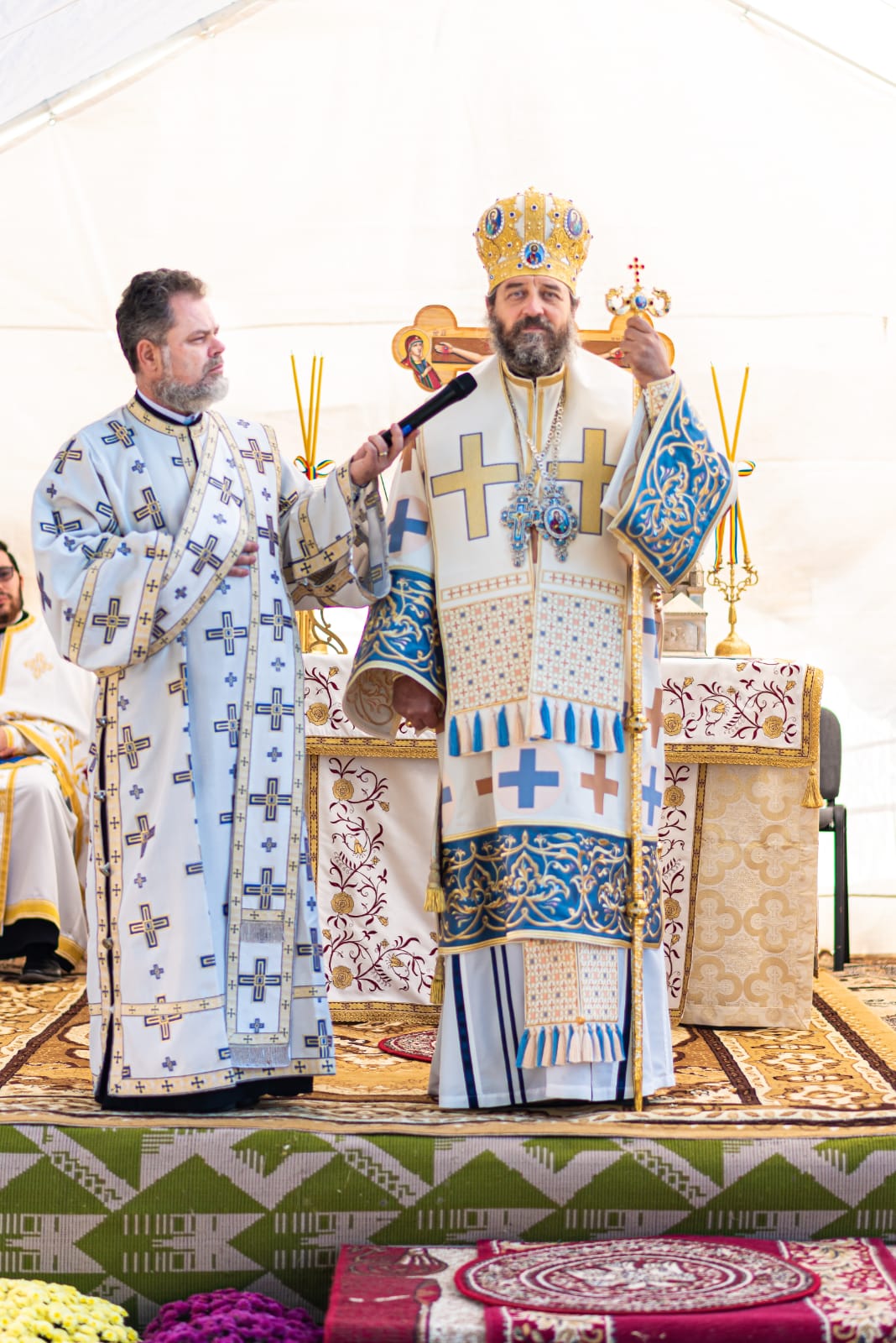 Liturghie săvârșită de arhiereu și sfințire de casă parohială, la Mogoșești Siret
