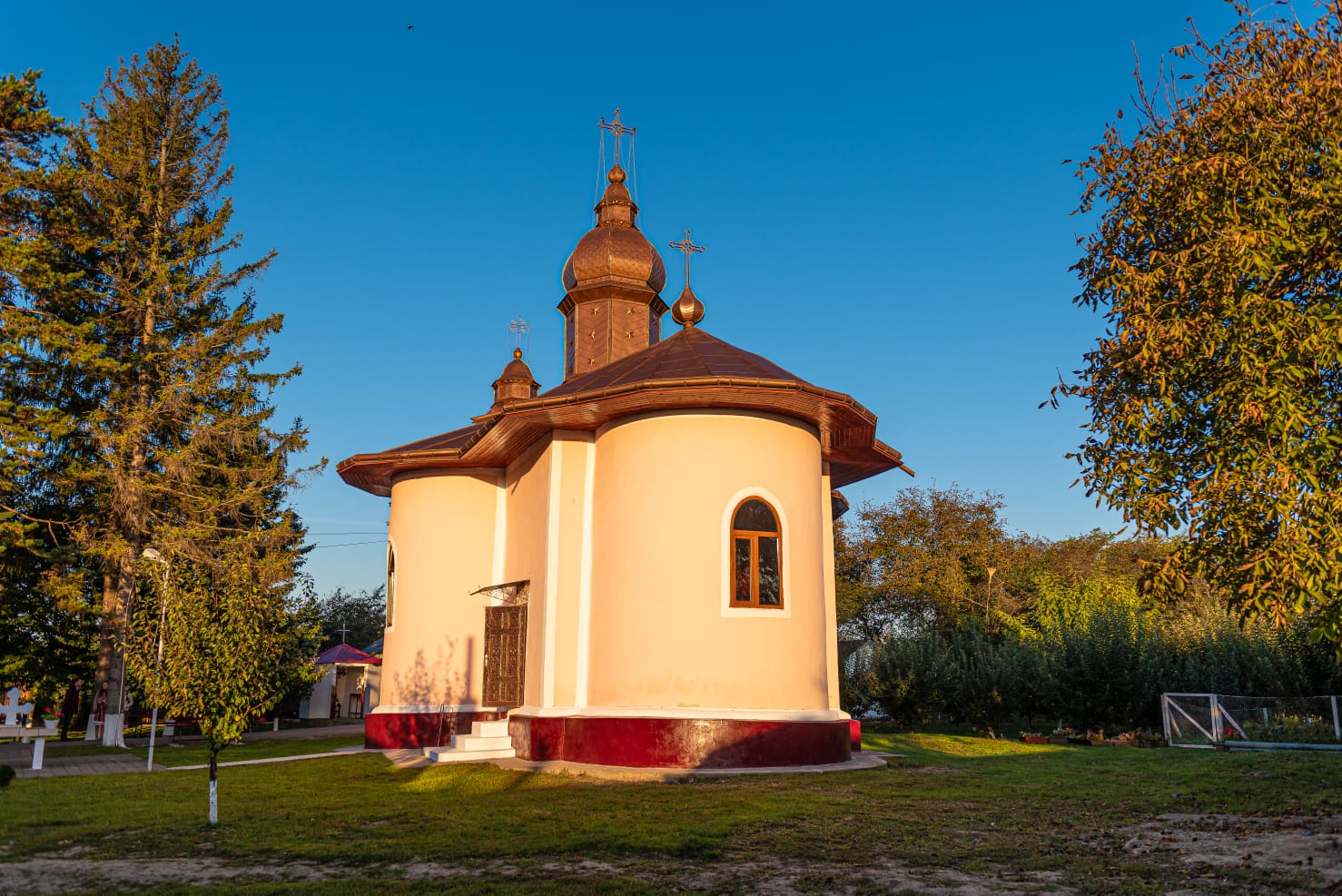 Liturghie săvârșită de arhiereu și sfințire de casă parohială, la Mogoșești Siret