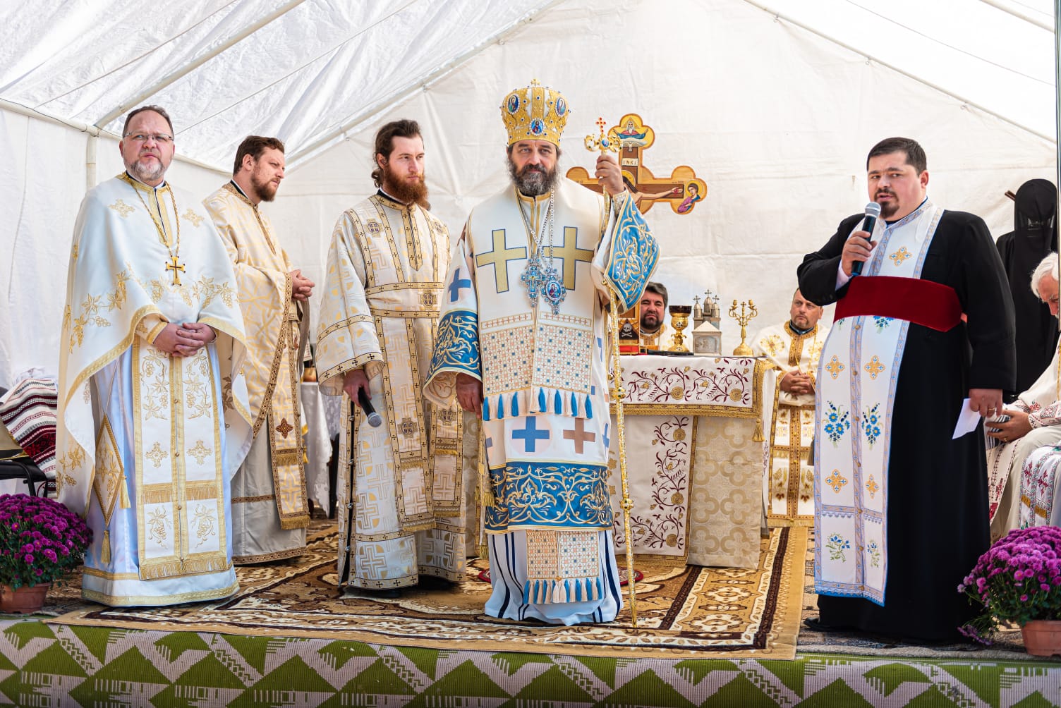 Liturghie săvârșită de arhiereu și sfințire de casă parohială, la Mogoșești Siret