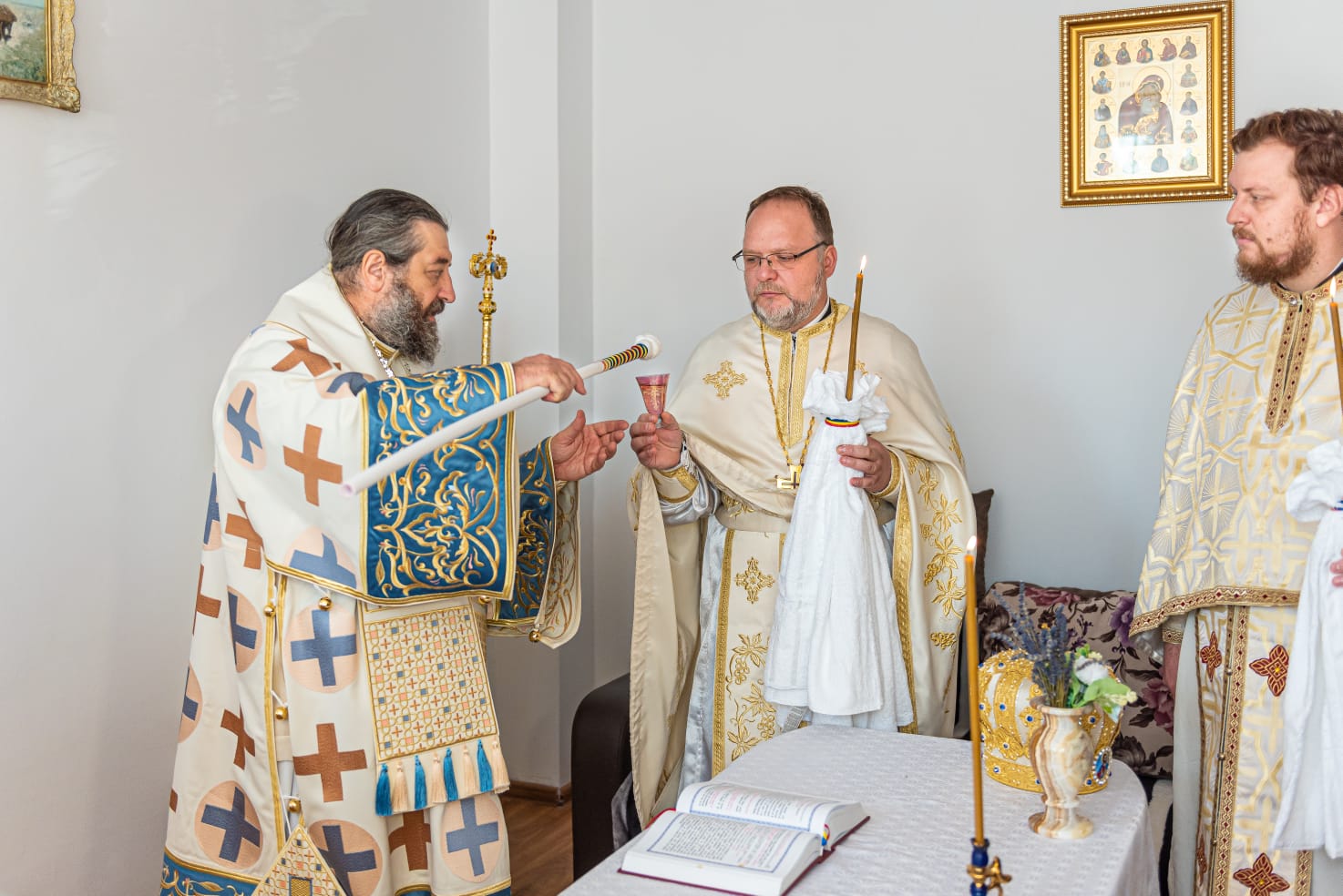 Liturghie săvârșită de arhiereu și sfințire de casă parohială, la Mogoșești Siret