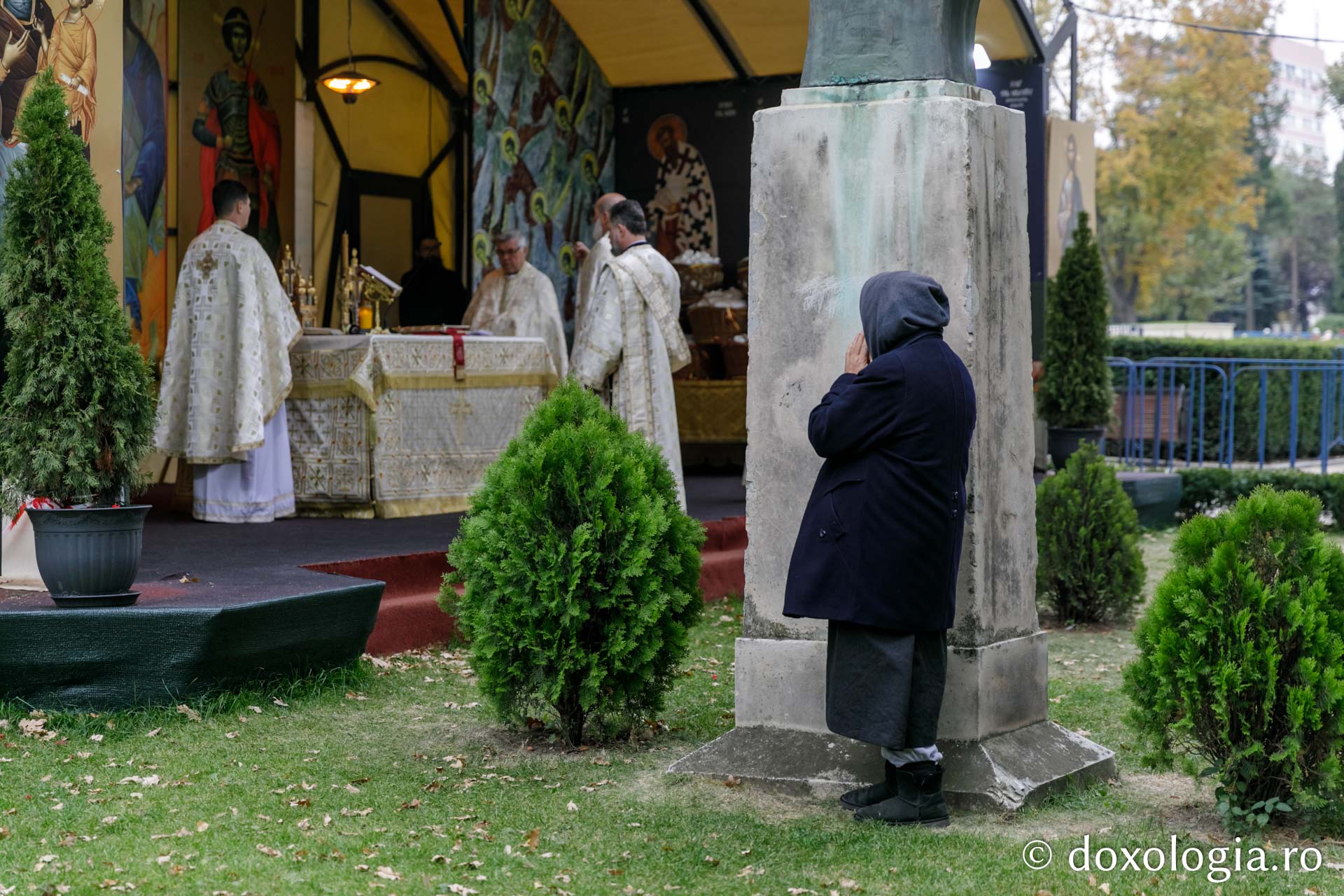 (Foto) Liturghie în aer liber alături de pelerinii Sfintei Parascheva