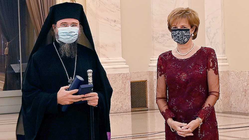 Părintele Episcop Macarie a fost distins cu Crucea Casei Regale a României