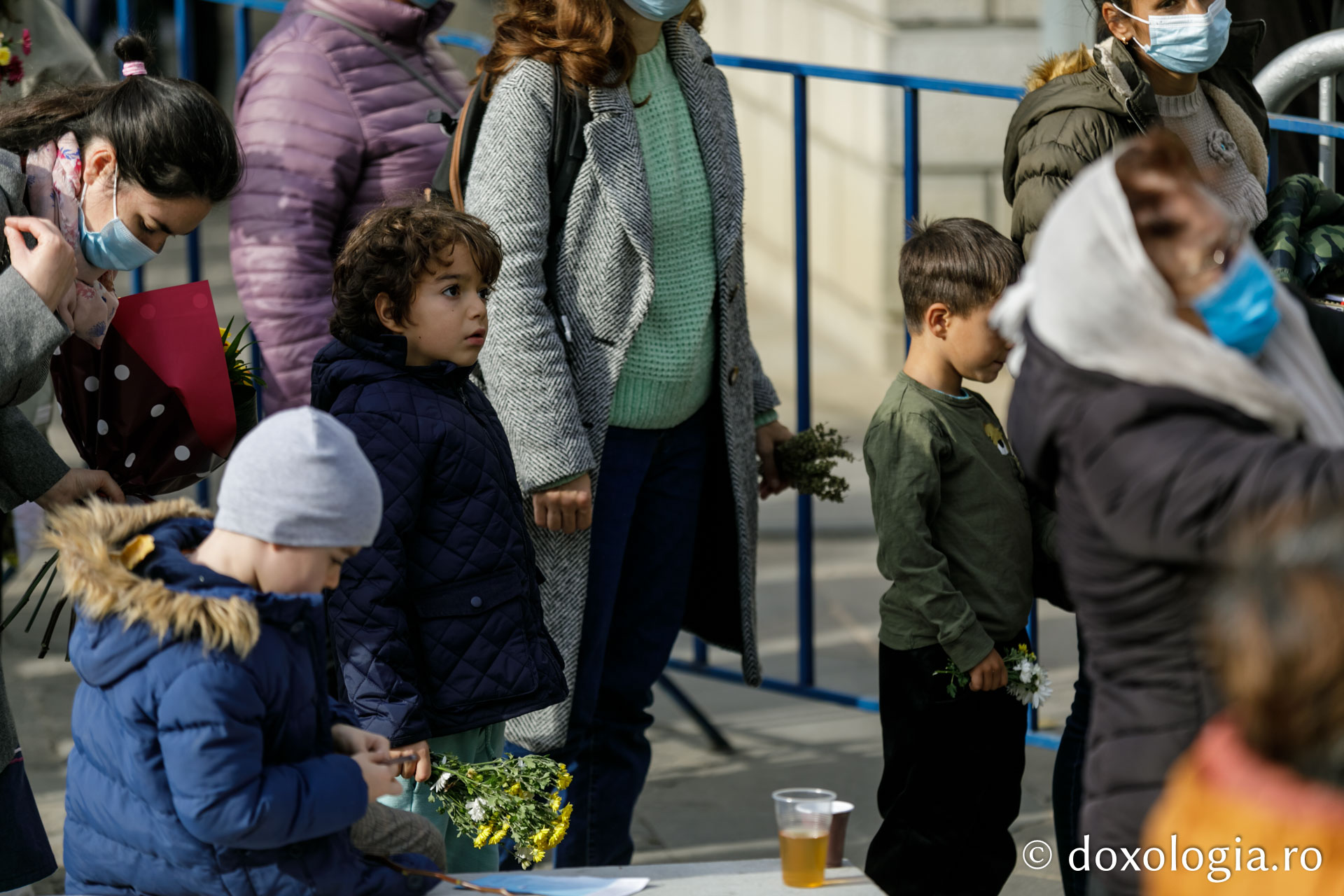(Foto) Cu mic, cu mare... în duh de rugăciune la racla Cuvioasei Parascheva