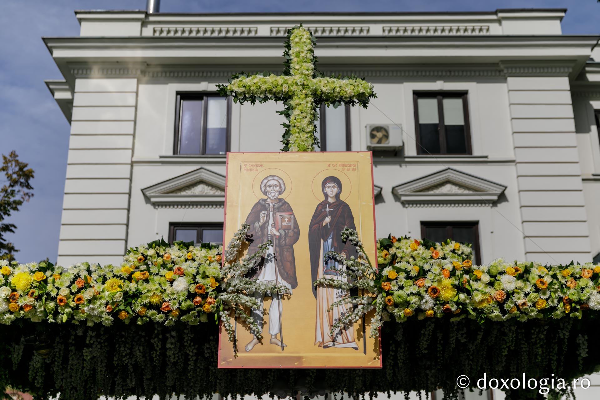 (Foto) Bucuria din spatele măștii – închinători la Sfânta Parascheva și la Sfântul Gheorghe Pelerinul