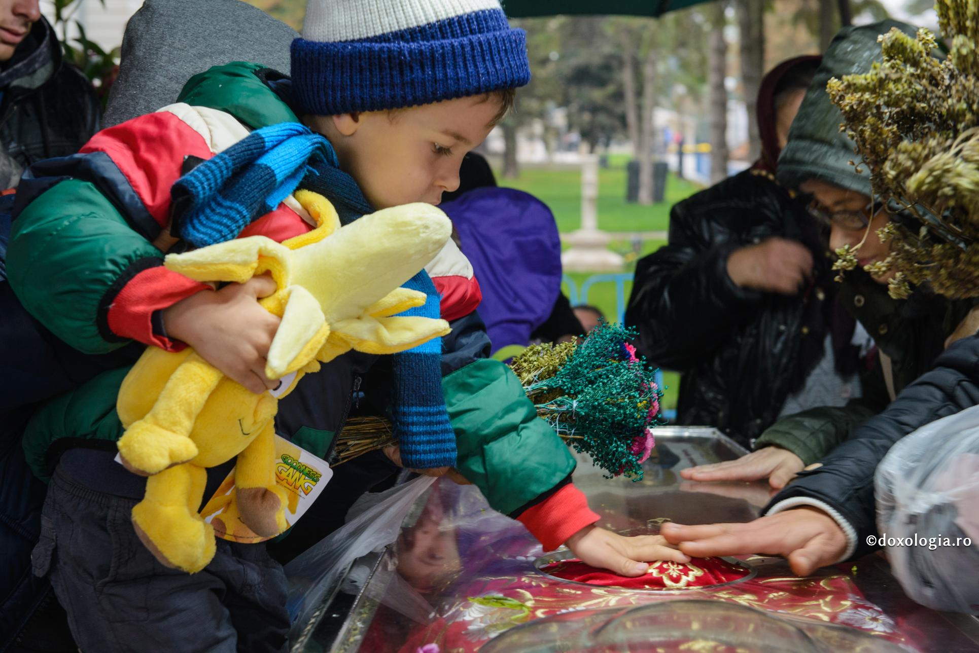 Urări, rugăciuni, frământări – copiii îi vorbesc Sfintei Parascheva (I)