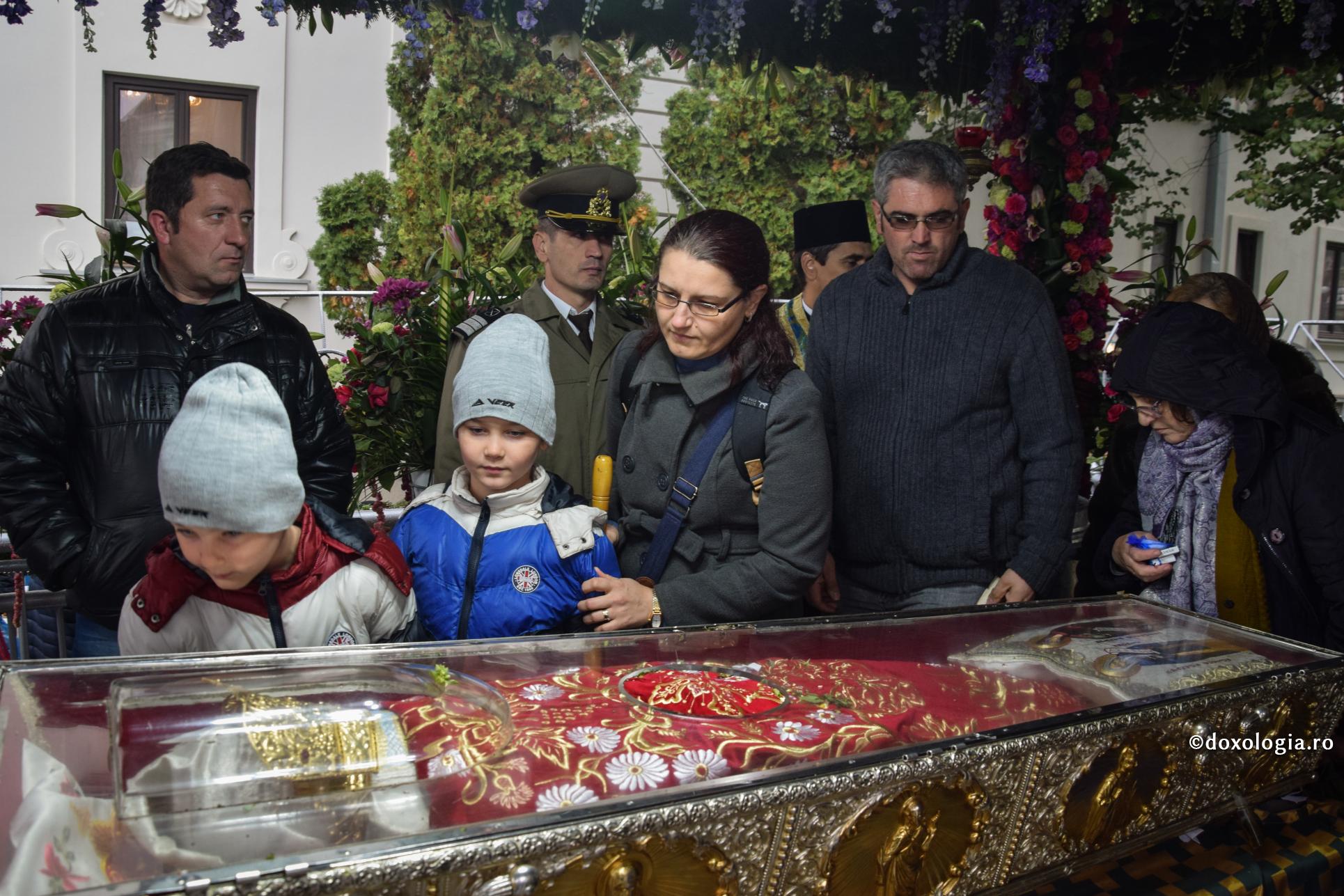 Urări, rugăciuni, frământări – copiii îi vorbesc Sfintei Parascheva (III)