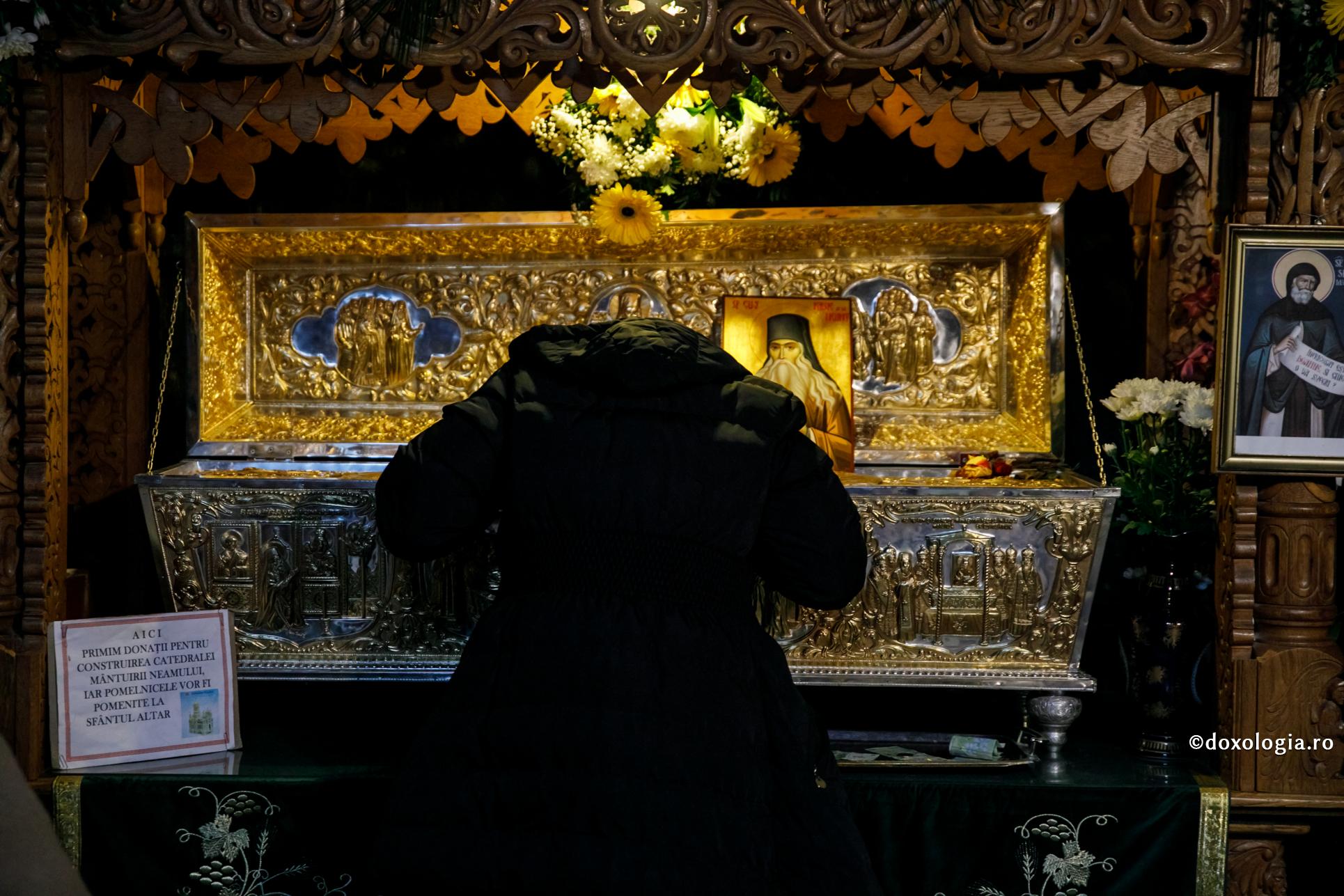 Să ne închinăm cu credință la sfintele moaște, ca să primim de acolo binecuvântare