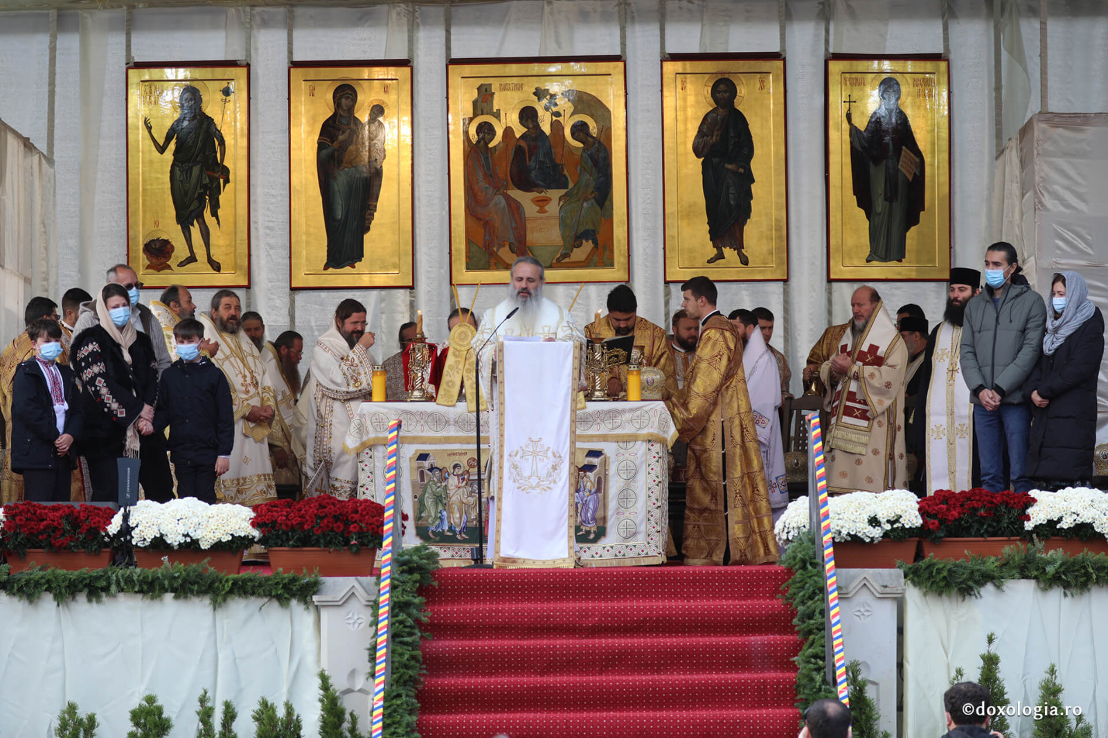 Patru familii au fost decorate de IPS Teofan în contextul Anului Omagial 2021