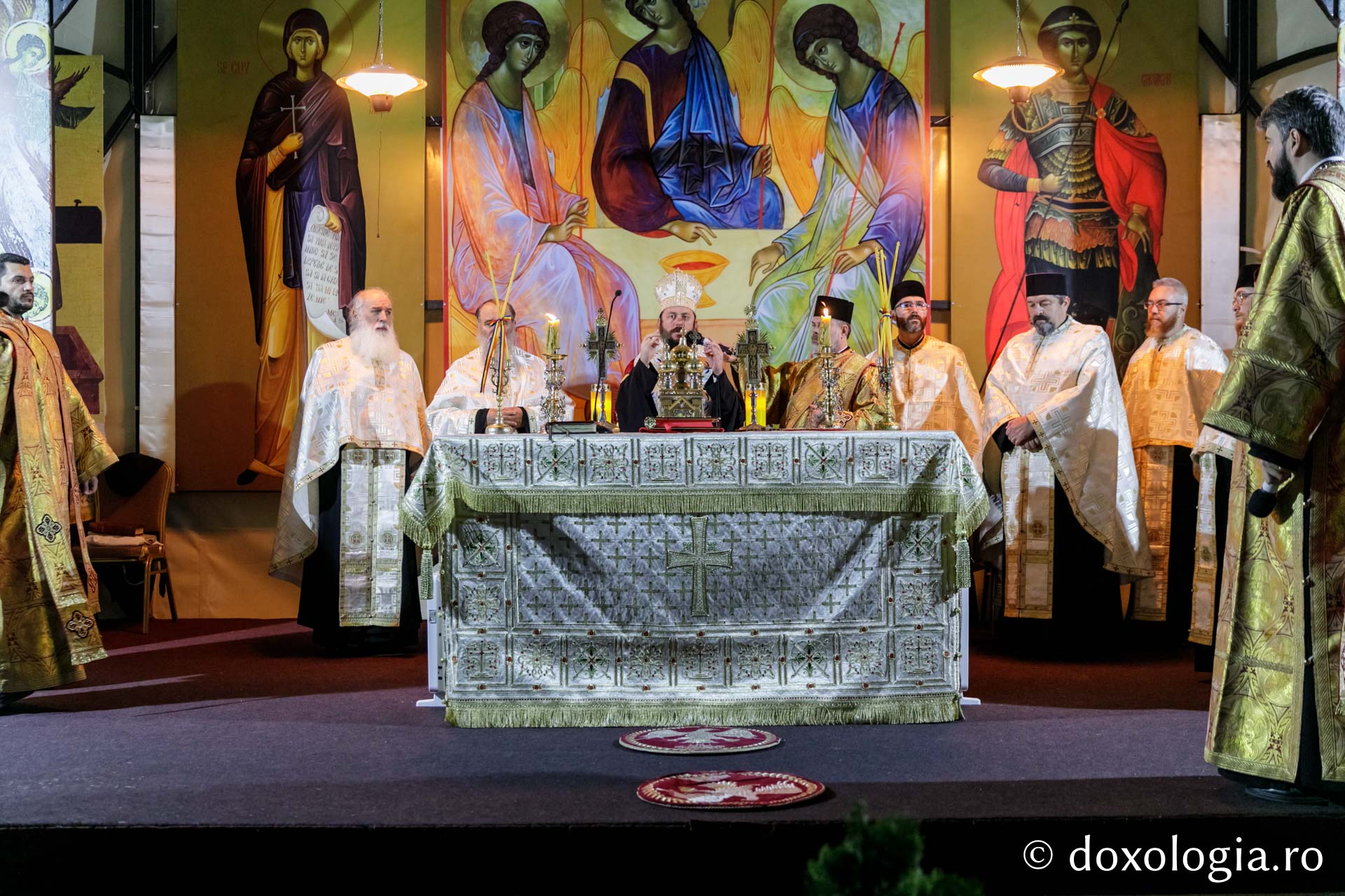 (Foto) Slujba de priveghere a Sfintei Cuvioase Parascheva – Iași, 2021