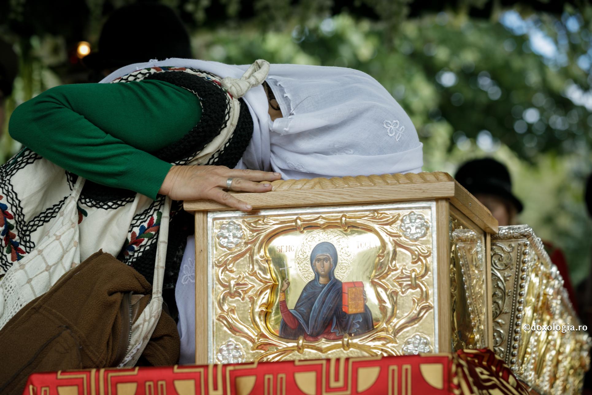 După pierderea unei sarcini, am reușit să am o fetiță prin mijlocirea Sfintei Parascheva / Foto: Oana Nechifor închinare la racla Sfintei Cuvioase Parascheva