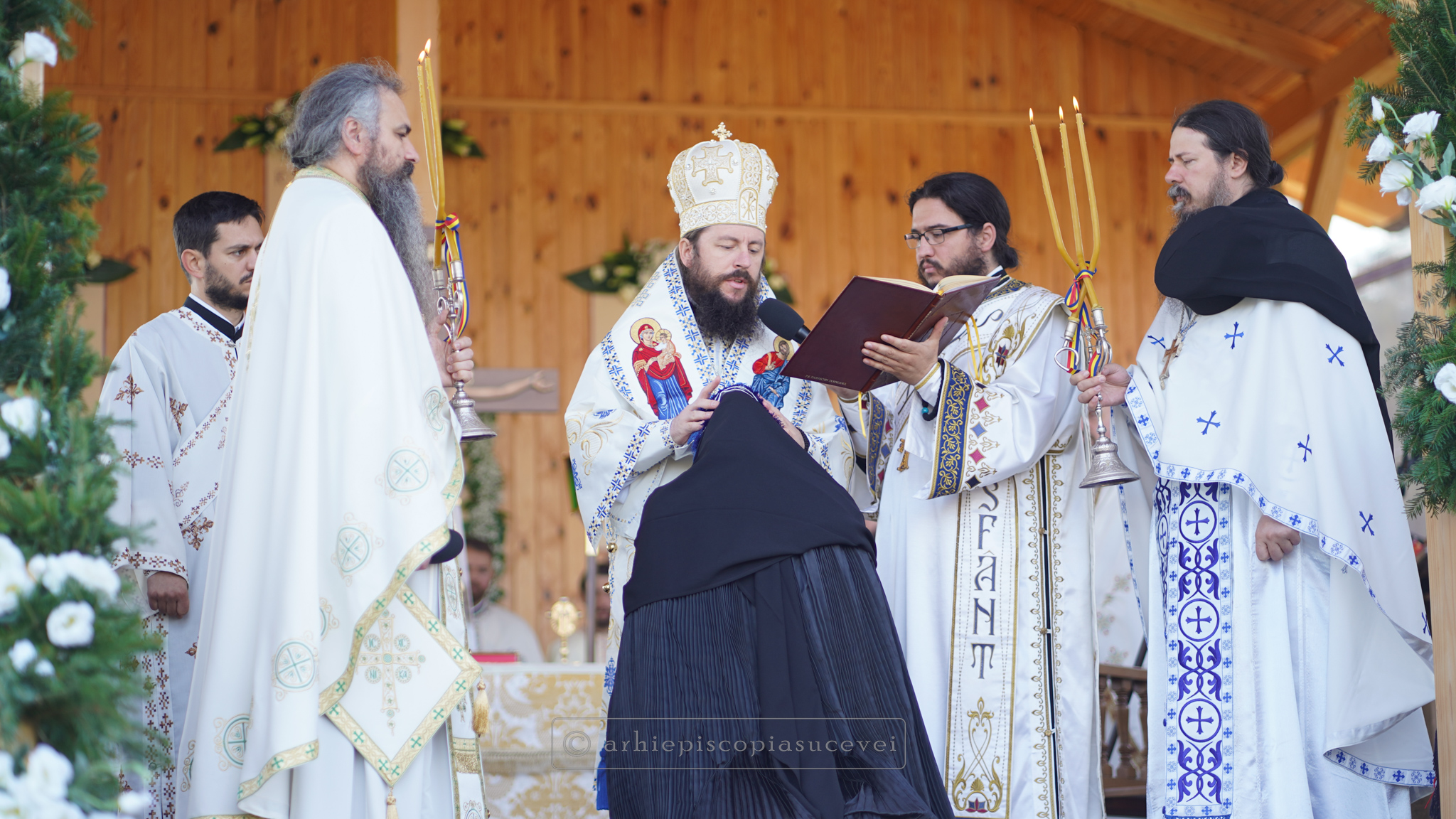 Liturghie arhierească și instalarea maicii starețe la Schitul „Maica Domnului Grabnic Ascultătoare” din Vicovu de Jos, cu prilejul hramului