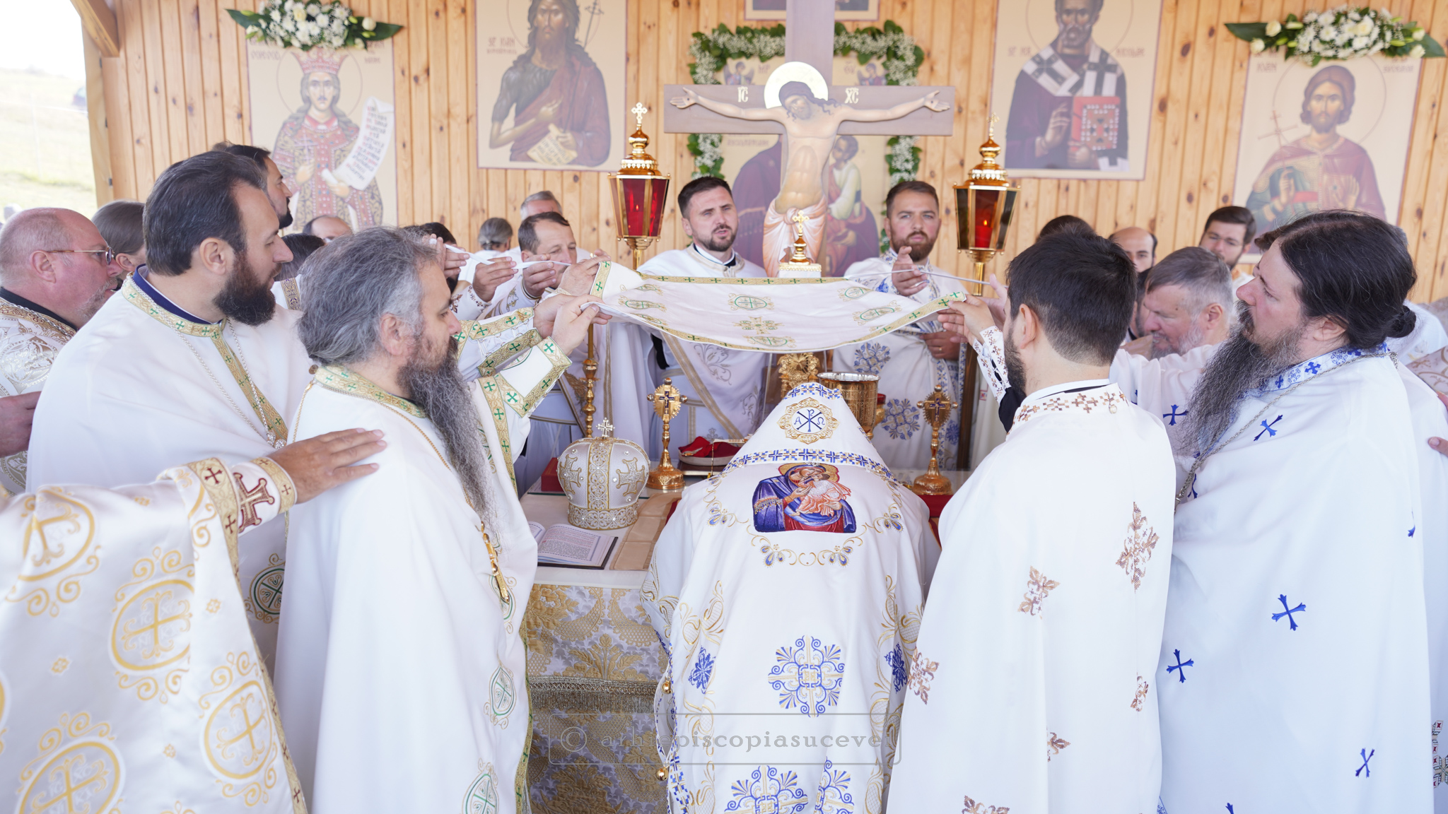 Liturghie arhierească și instalarea maicii starețe la Schitul „Maica Domnului Grabnic Ascultătoare” din Vicovu de Jos, cu prilejul hramului