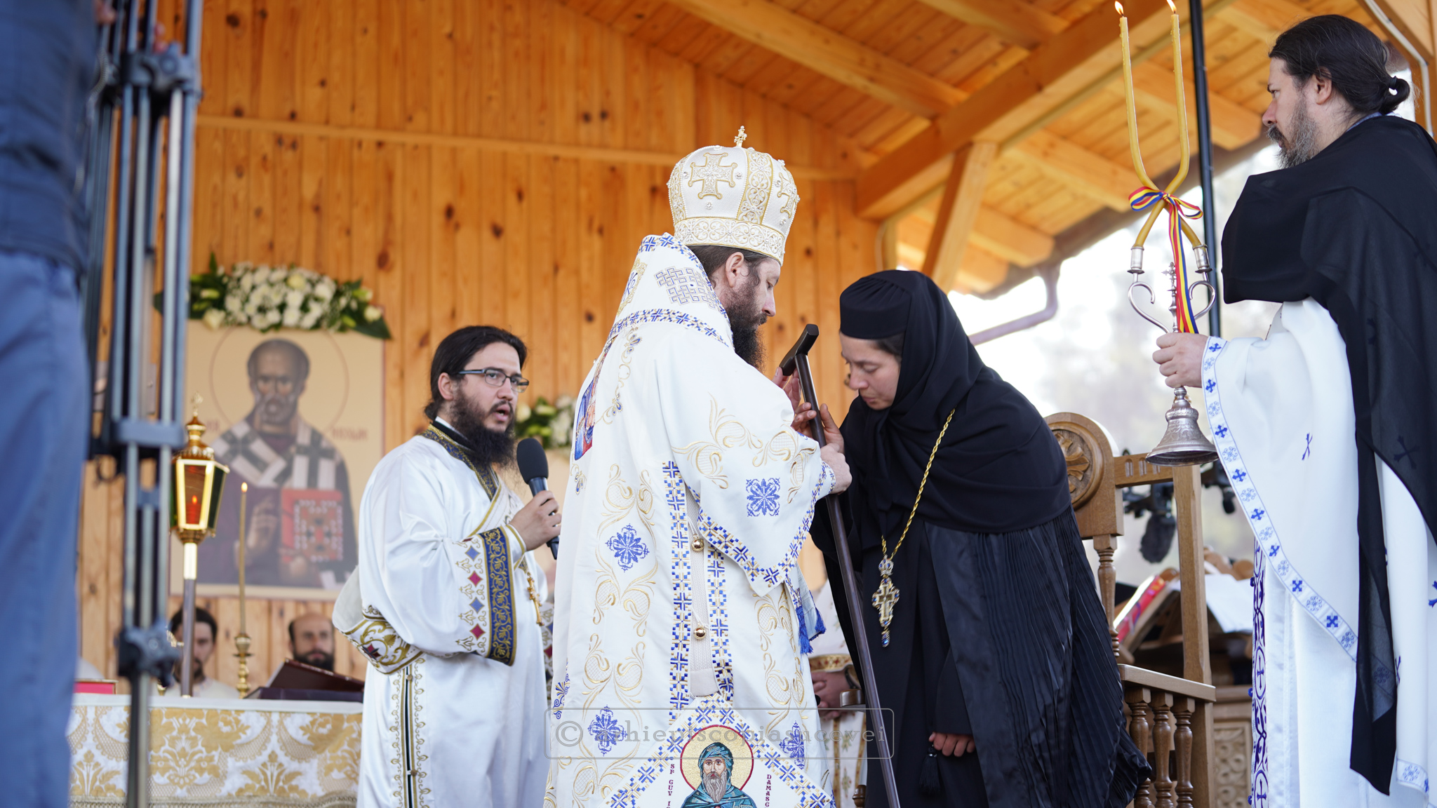 Liturghie arhierească și instalarea maicii starețe la Schitul „Maica Domnului Grabnic Ascultătoare” din Vicovu de Jos, cu prilejul hramului