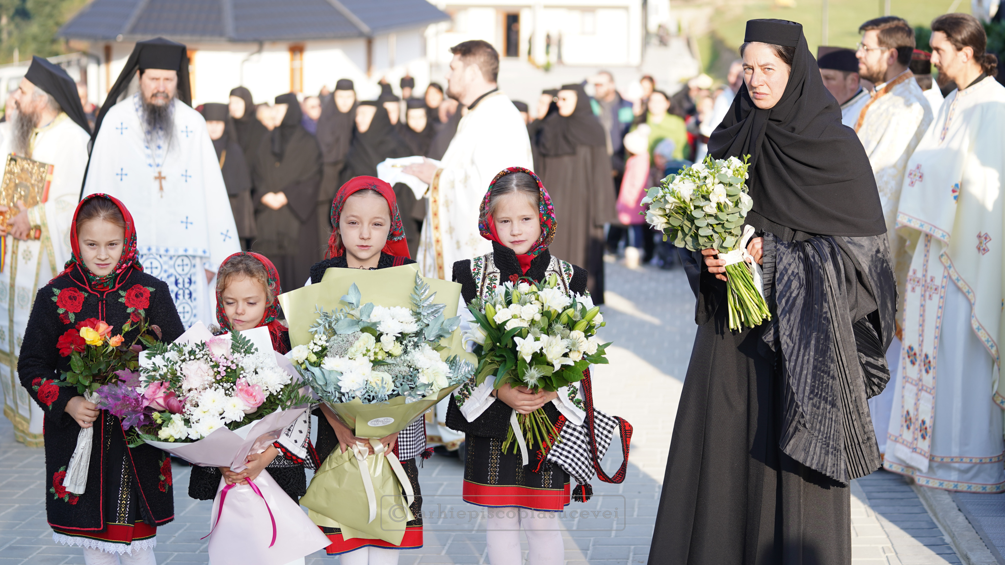 Liturghie arhierească și instalarea maicii starețe la Schitul „Maica Domnului Grabnic Ascultătoare” din Vicovu de Jos, cu prilejul hramului
