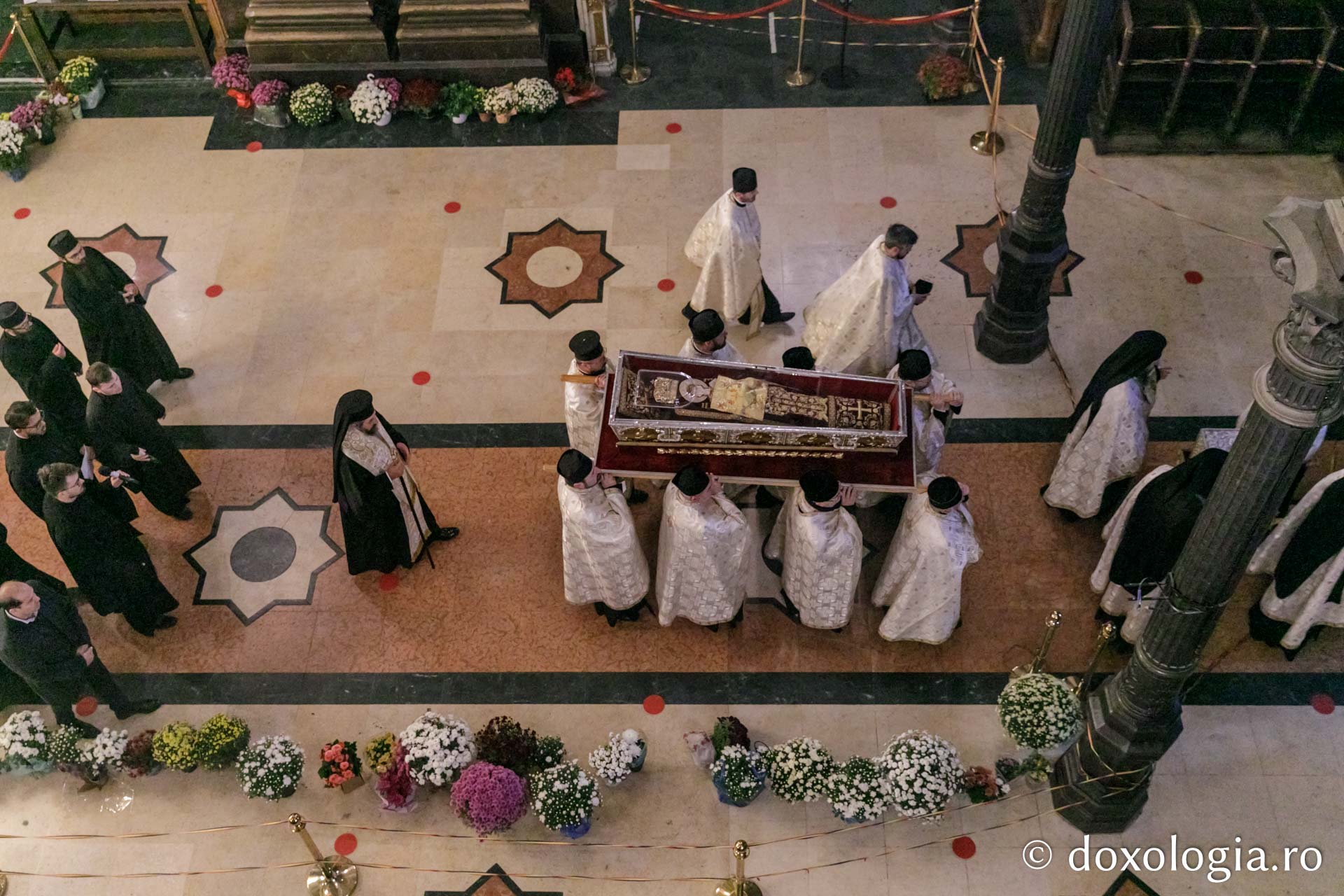 (Foto) Procesiunea scoaterii spre închinare a moaștelor Sfintei Cuvioase Parascheva – 2021