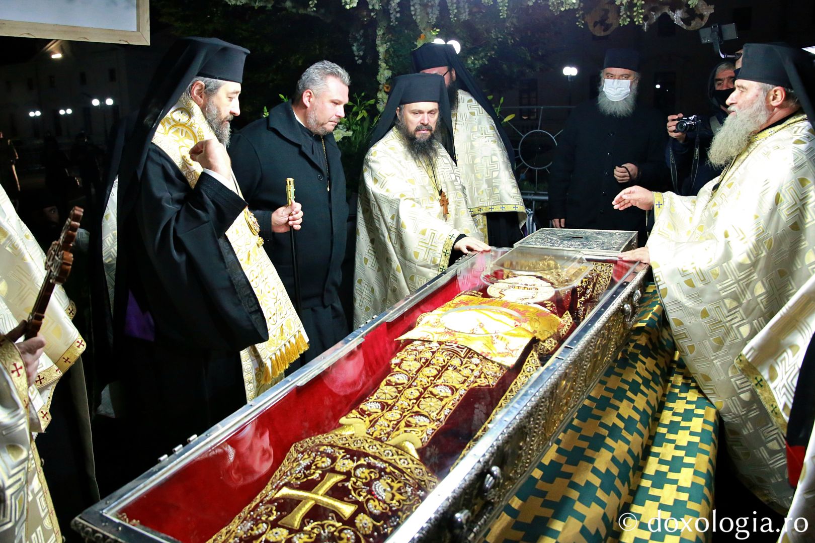 Racla cu moaștele Sfintei Parascheva a fost așezată în curtea Catedralei Mitropolitane