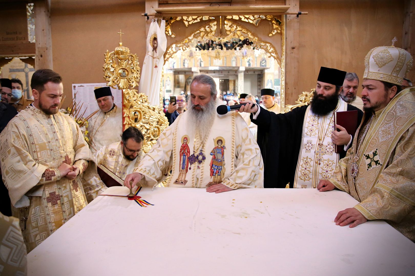 Momente istorice la Iași: una dintre cele mai frumoase biserici nou construite, sfințită de trei ierarhi