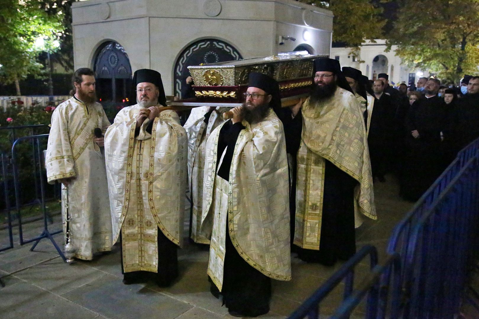 Hramul Mitropoliei, la final: Moaștele Sfintei Parascheva au fost așezate înapoi în Catedrala Mitropolitană