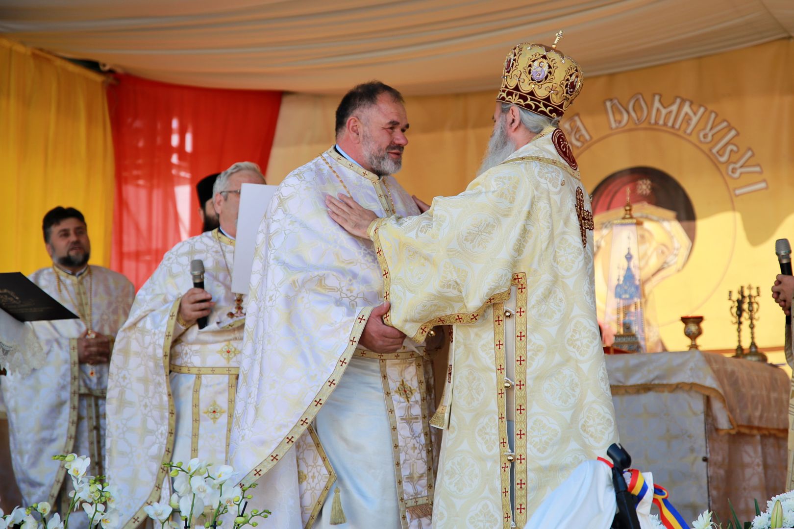 IPS Teofan, la sfințirea bisericii din Corlăteni: „La biserică așezăm dorurile, împlinirile și necazurile noastre”