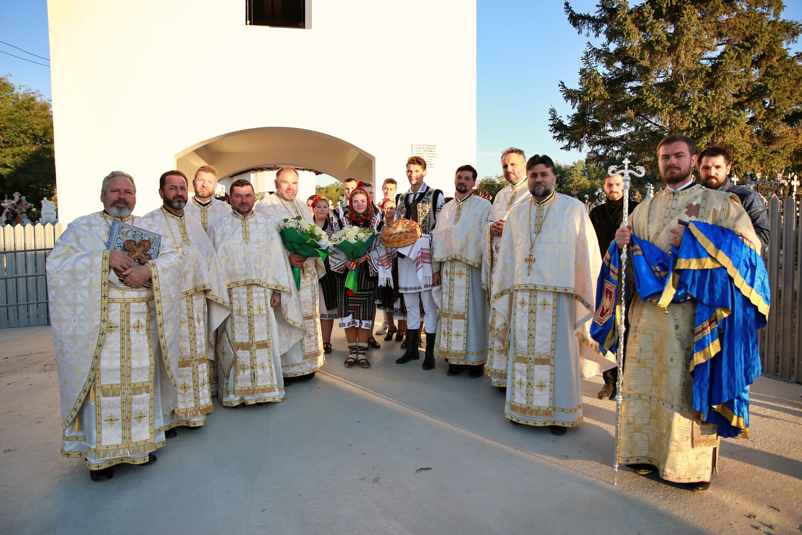 IPS Teofan, la sfințirea bisericii din Corlăteni: „La biserică așezăm dorurile, împlinirile și necazurile noastre”