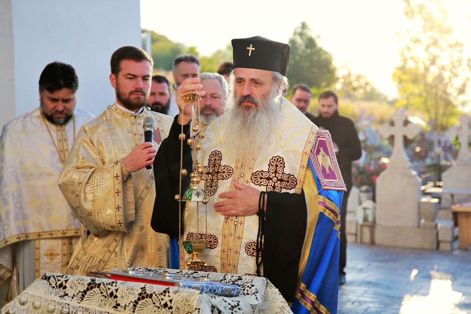 IPS Teofan, la sfințirea bisericii din Corlăteni: „La biserică așezăm dorurile, împlinirile și necazurile noastre”