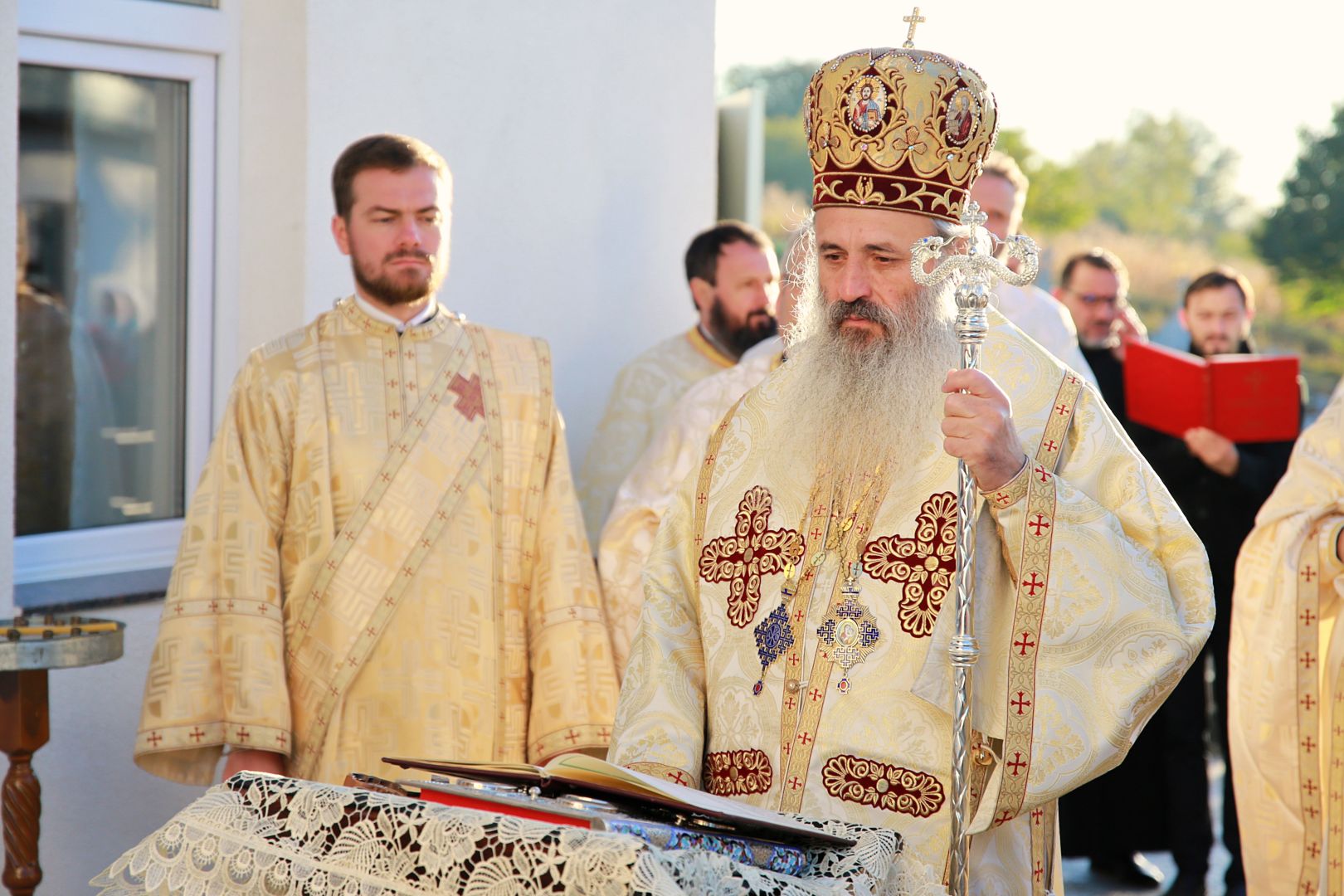 IPS Teofan, la sfințirea bisericii din Corlăteni: „La biserică așezăm dorurile, împlinirile și necazurile noastre”