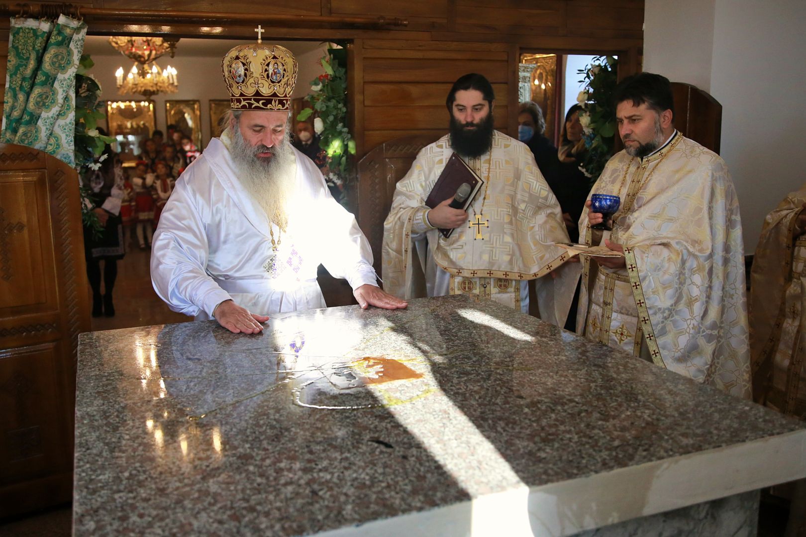 IPS Teofan, la sfințirea bisericii din Corlăteni: „La biserică așezăm dorurile, împlinirile și necazurile noastre”