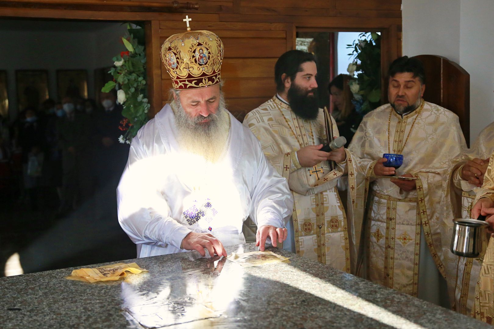 IPS Teofan, la sfințirea bisericii din Corlăteni: „La biserică așezăm dorurile, împlinirile și necazurile noastre”