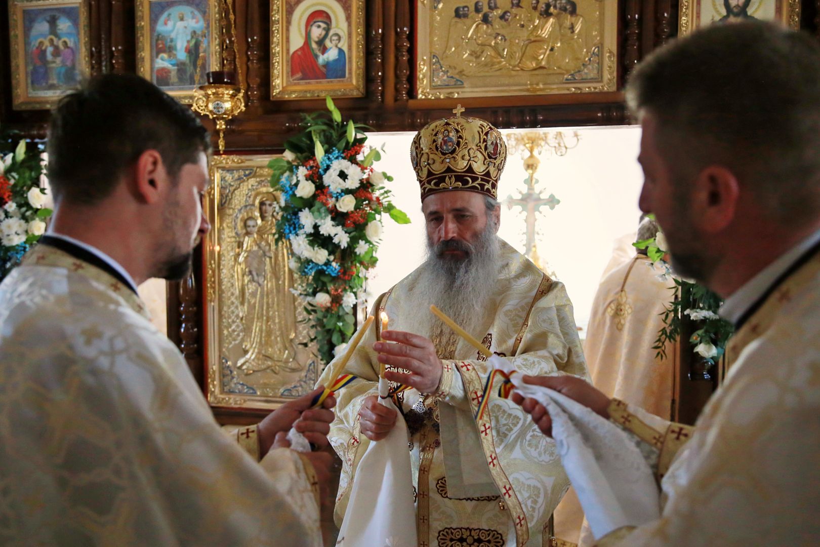 IPS Teofan, la sfințirea bisericii din Corlăteni: „La biserică așezăm dorurile, împlinirile și necazurile noastre”