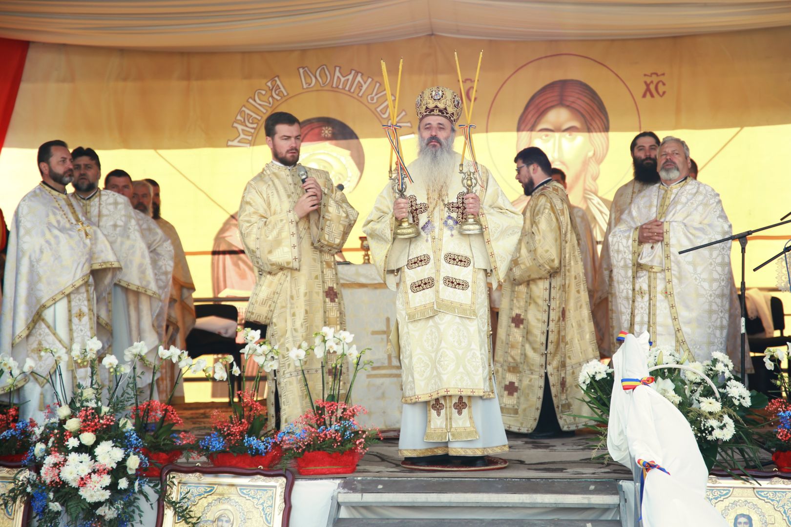IPS Teofan, la sfințirea bisericii din Corlăteni: „La biserică așezăm dorurile, împlinirile și necazurile noastre”