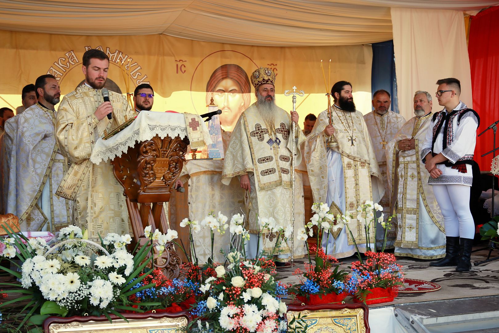 IPS Teofan, la sfințirea bisericii din Corlăteni: „La biserică așezăm dorurile, împlinirile și necazurile noastre”